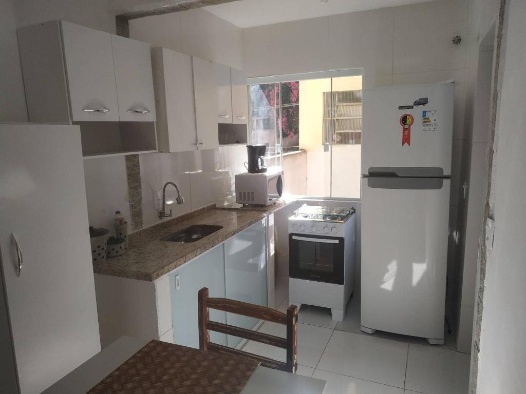 巴拉曼萨Confortável apartamento no centro ano bom的厨房配有白色橱柜和白色冰箱。