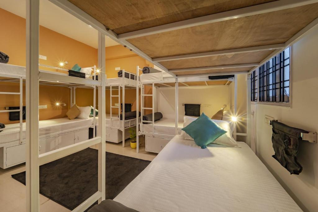 海得拉巴Zostel Hyderabad的一间卧室配有双层床。