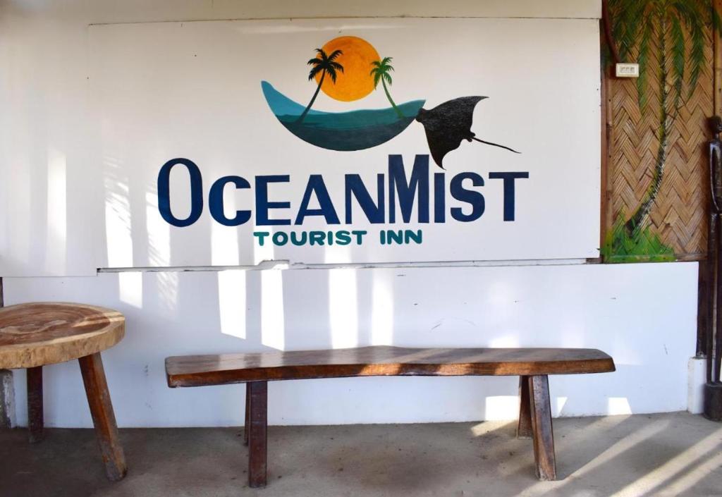 圣维森特Ocean Mist Tourist Inn的海洋的标志必须是带长凳的旅游旅馆