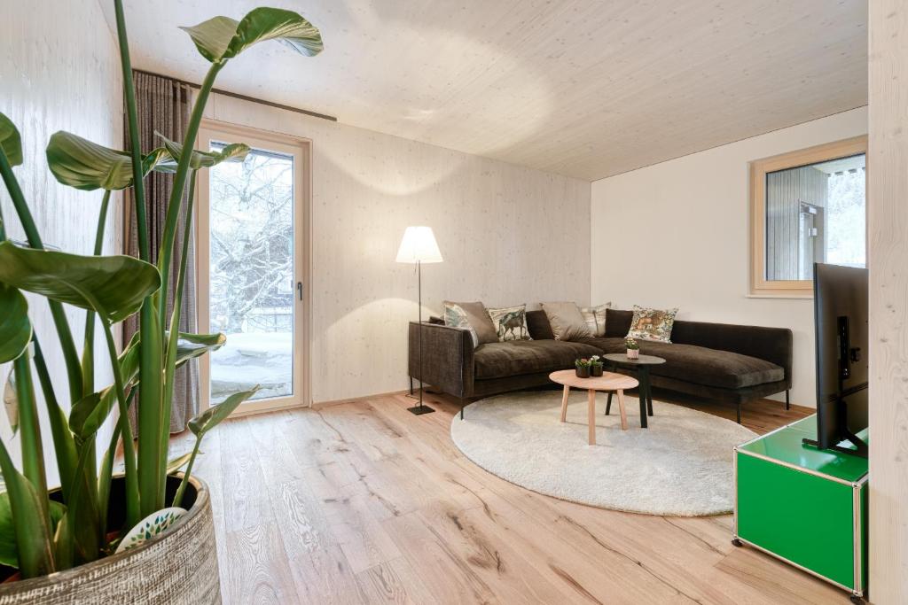 布兰德Appartement Zentral mit Panoramasauna by A-Appartments的客厅配有沙发和桌子