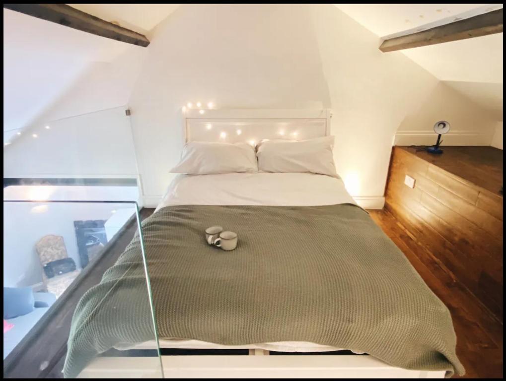 伦敦Self-contained Studio in Central London property Unit 4的一间卧室配有一张玻璃墙床