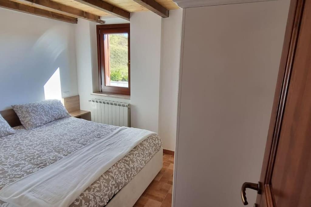 桑格罗堡Il nido的一间卧室设有一张床和一个窗口