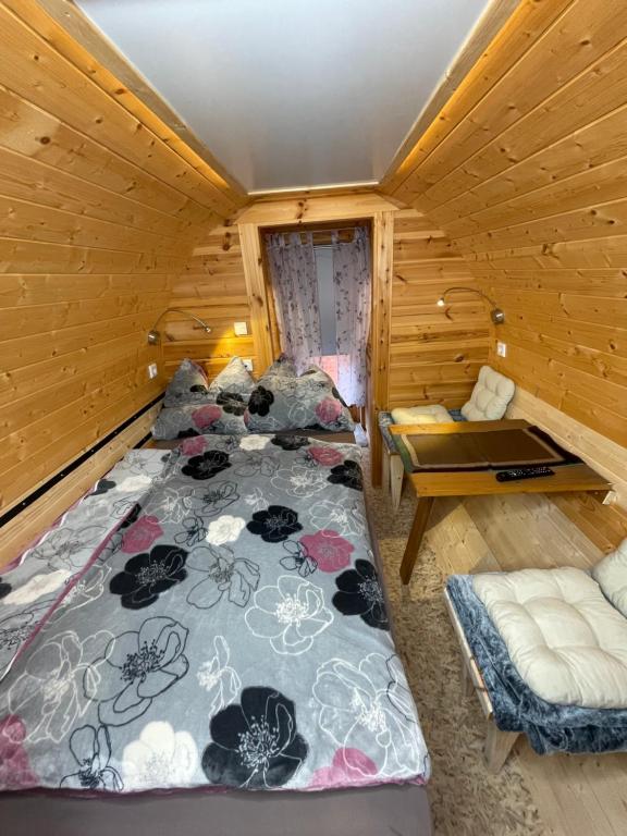 SüdbrookmerlandHaus Geyken / Finnen Fass的小木屋内一间卧室,配有两张床