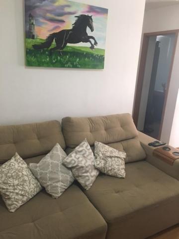 雷森迪APT A 10 MIN DA CIDADE DE PENEDO的客厅配有带枕头的棕色沙发