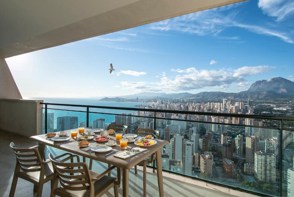 贝尼多姆Pierre & Vacances Apartamentos Benidorm Horizon的市景阳台桌子