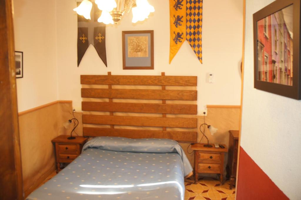 PelahustánCasa Rural La Fragua de Manuel的一间小卧室,配有床和2个床头柜