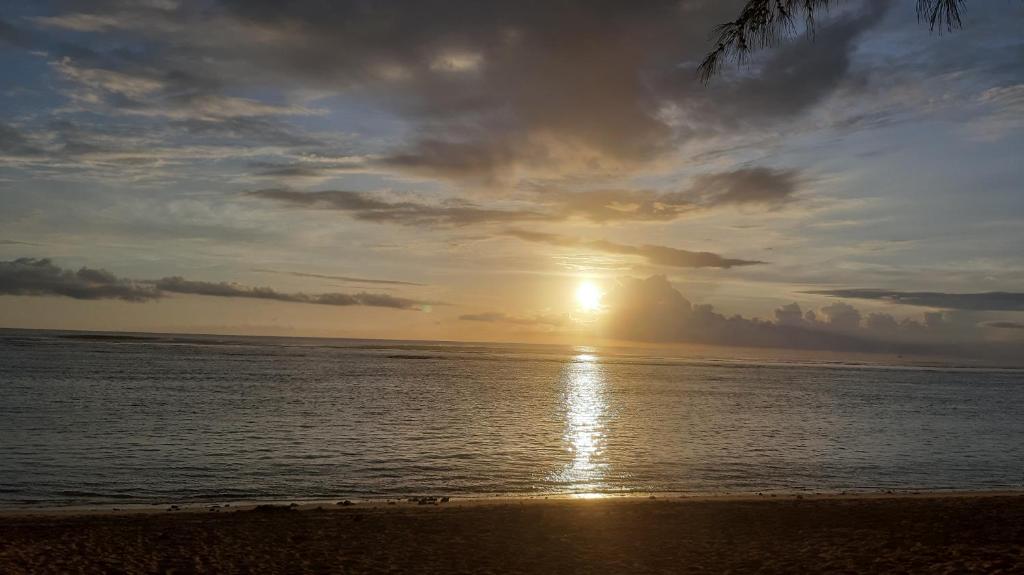 圣吉尔莱班Loarive的海滩上的日落和日落