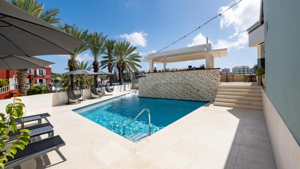 威廉斯塔德Harbor Hotel & Casino Curacao的一座房子后院的游泳池