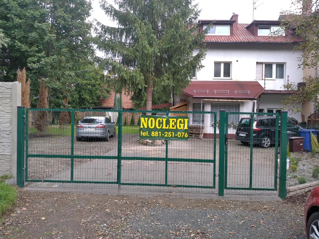 耶莱尼亚古拉Noclegi u Sylwii przy Termach w Cieplicach的绿色栅栏,上面没有存款标志
