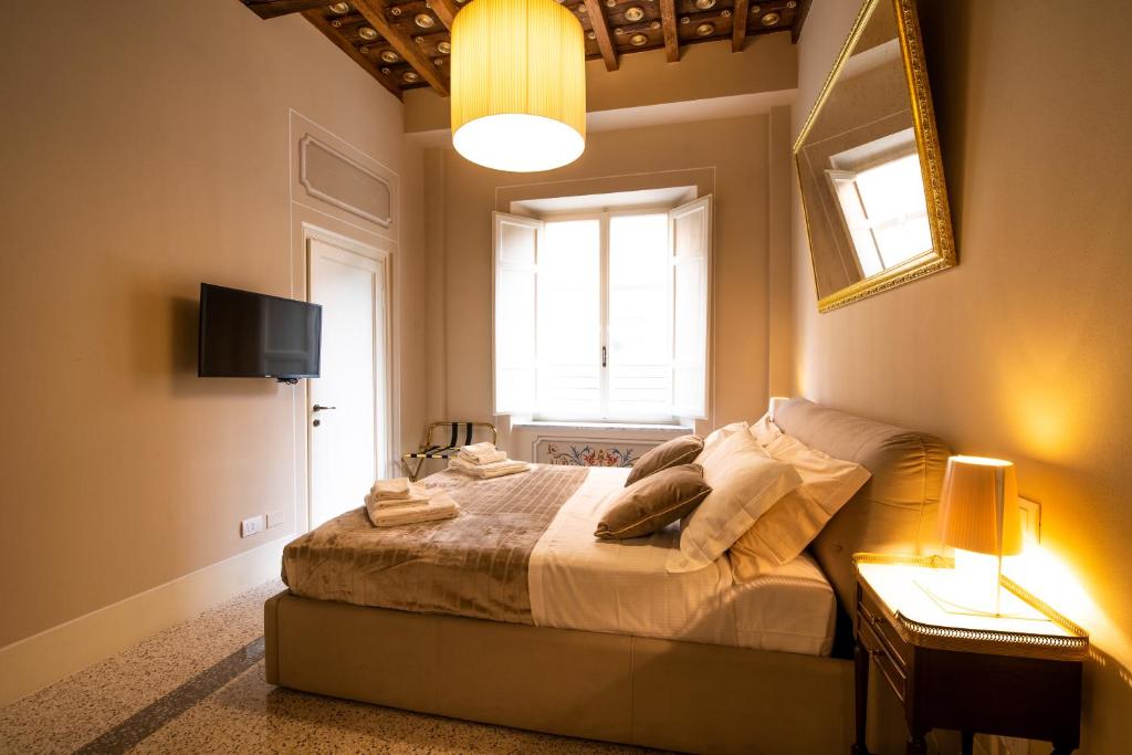 卢卡Noble Floor - Luxury Apartments的一间卧室设有一张床和一个窗口