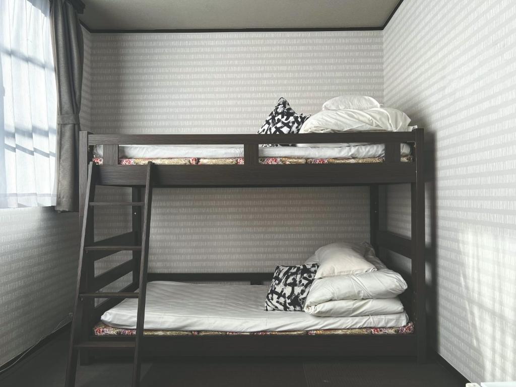 阿扎格瓦SAMURISE 81INN - Vacation STAY 60981v的带梯子的客房内的两张双层床