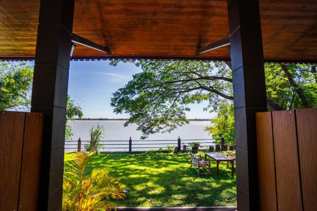 占巴塞Nakorn River View的从房子的门廊上可欣赏到水景