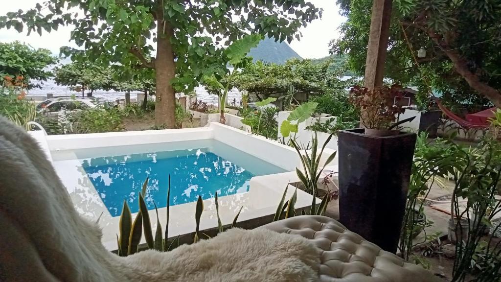 LaurelBaywalk Suites Batangas的庭院中间的游泳池