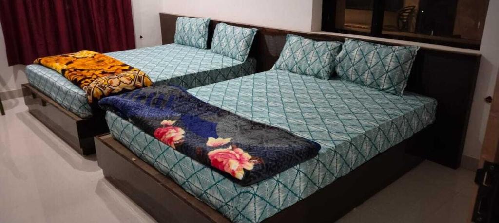 王舍城Hotel Shree Krishna Palace的客房内的床和沙发