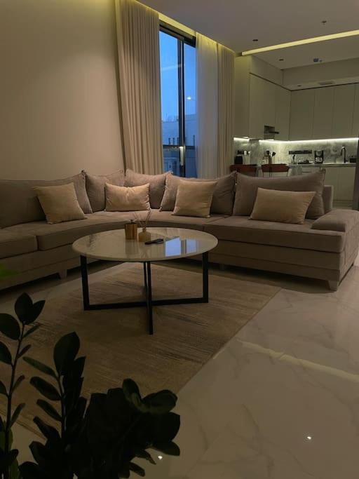 利雅德Smart Entry Apartment的带沙发和咖啡桌的客厅