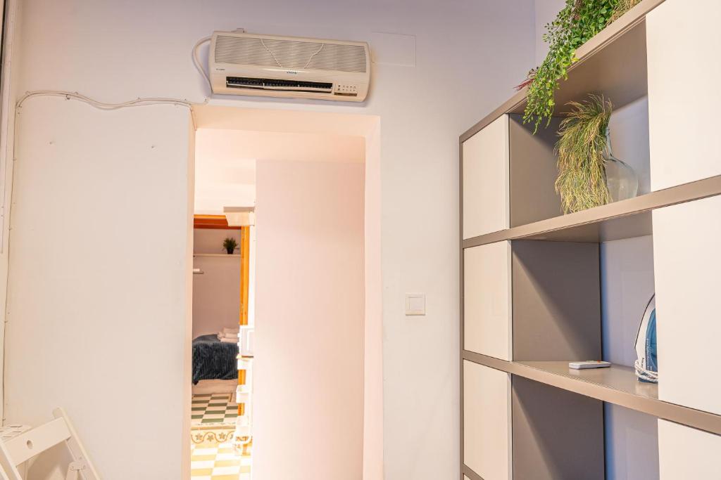马德里Adorable apartamento en Almagro的一间设有镜子和墙上加热器的房间