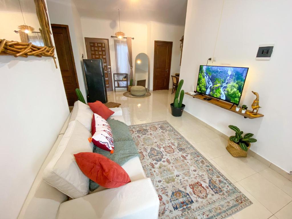 NgaglikCasa Tartu - Modern Rustic Family Home的客厅配有白色沙发和平面电视。