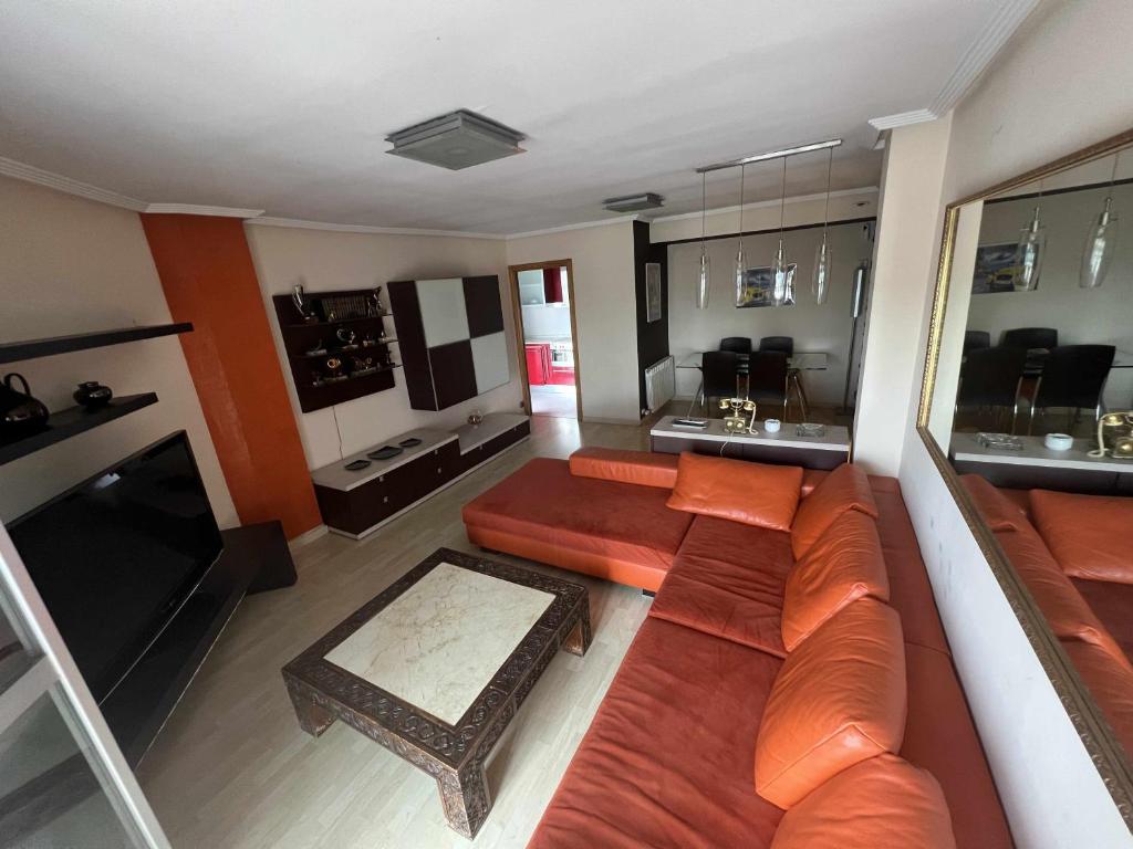 萨拉戈萨MuroHouse Apartamento con piscina Fibra1Gb Wifi Garaje的带沙发的客厅的顶部景色