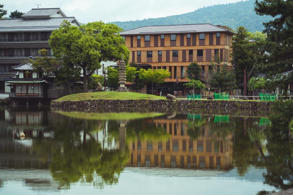 奈良SETRE Naramachi セトレ ならまち的水体旁边的建筑物