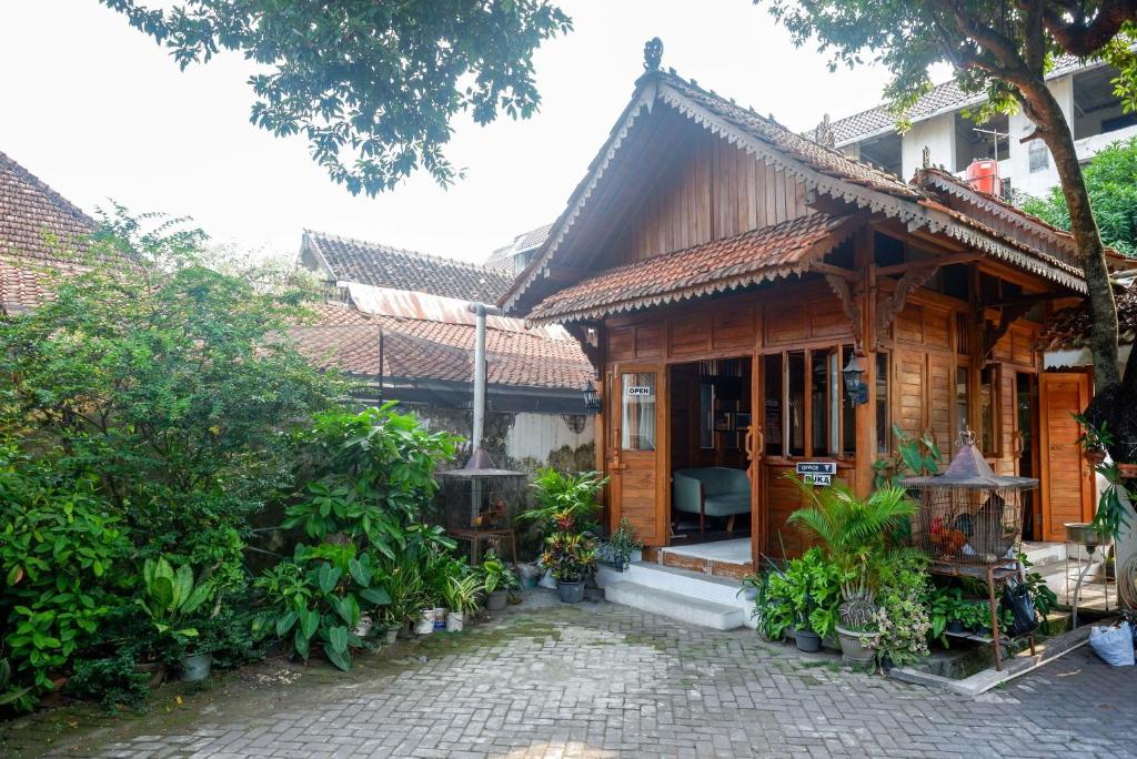 日惹RedDoorz Syariah near Plengkung Gading 2的一座木屋,前面设有一个庭院