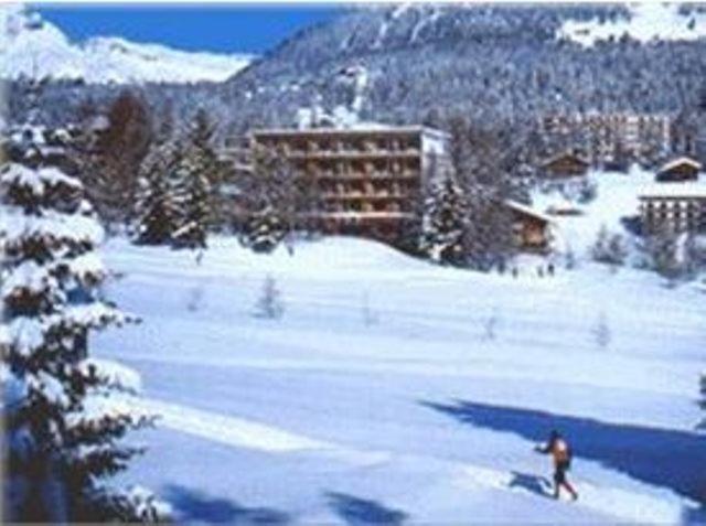 克莱恩 蒙塔纳贝尔蒙特酒店的一个人在雪覆盖的斜坡上滑雪