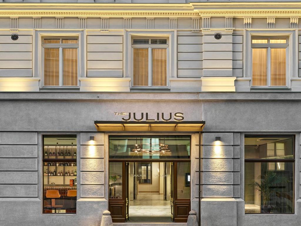 布拉格The Julius Prague的一座有朱利叶斯标志的建筑