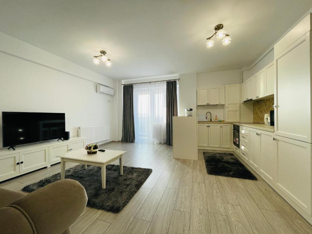 雅西Luxury Apartment with Sunset View Palas的一间厨房,内设白色橱柜和一张桌子