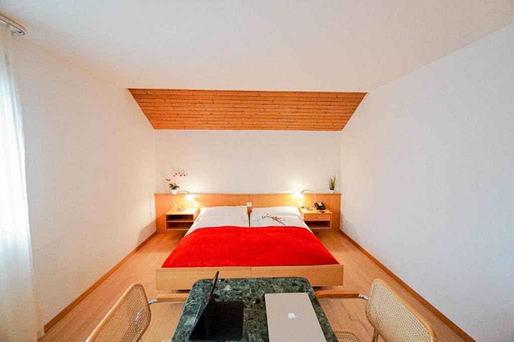 巴瑟尔斯多夫Centra Hotel Zurich的一间卧室配有一张带红色毯子的大床