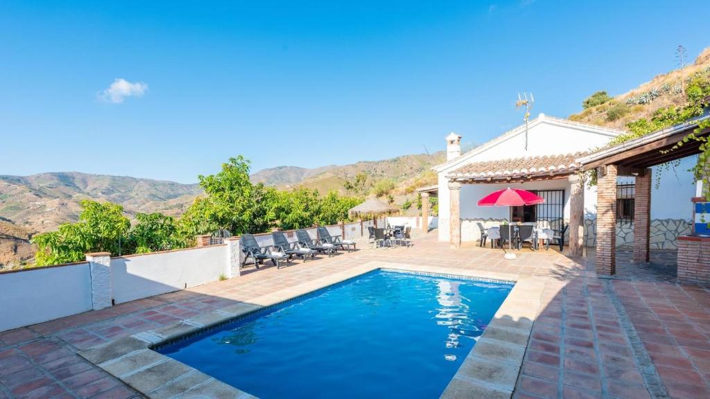 BorgeCasa El Cerro El Borge by Ruralidays的一座带游泳池和庭院的房子