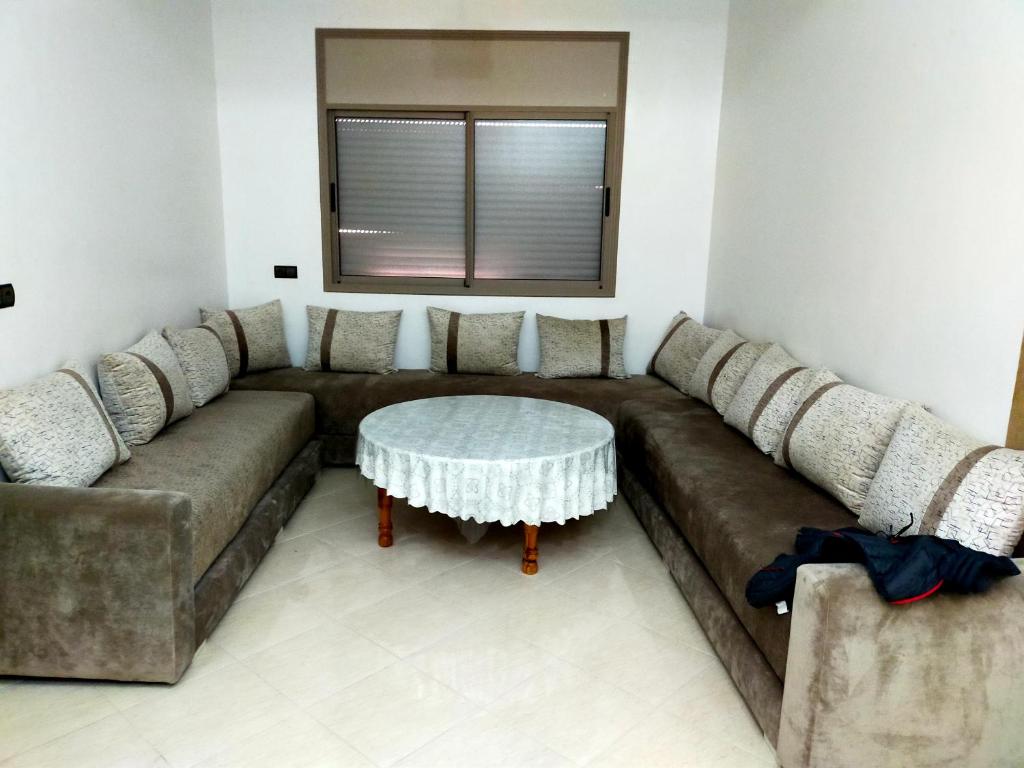 萨菲Safi capitale de l'océan的客厅配有沙发和桌子