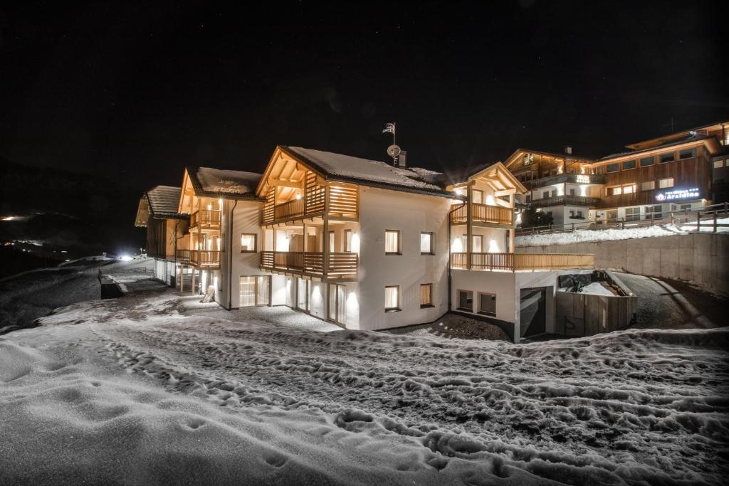 圣卡夏诺Bio Lüch Ruances的一群晚上下雪的房子