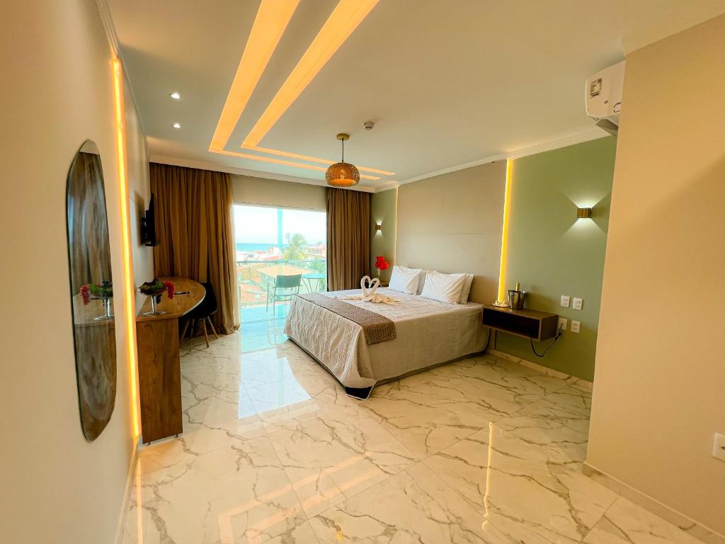 马拉戈日Pousada Marítimos的酒店客房设有一张床和一个阳台。