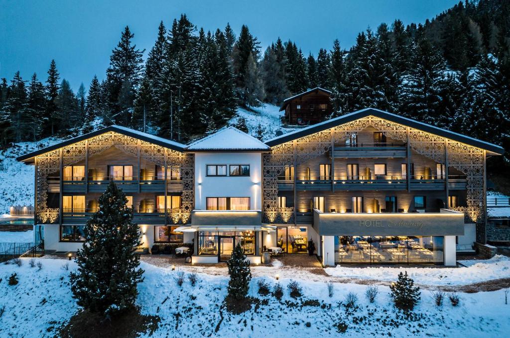 阿尔卑斯休斯山施慕恩酒店的夜晚大雪屋