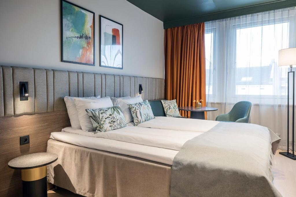 特隆赫姆Quality Hotel Prinsen的一间酒店客房,房内配有一张大床