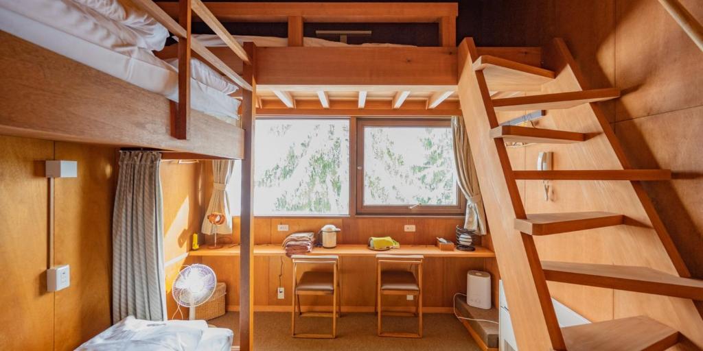 山形市Zao Onsen Lodge Sukore - Vacation STAY 55497v的小房间设有书桌和双层床