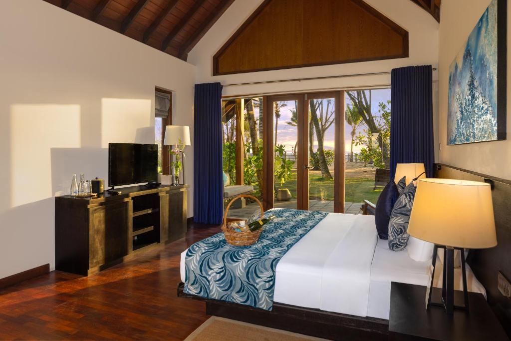 瓦都瓦Ayana Sea的一间卧室配有一张大床和电视