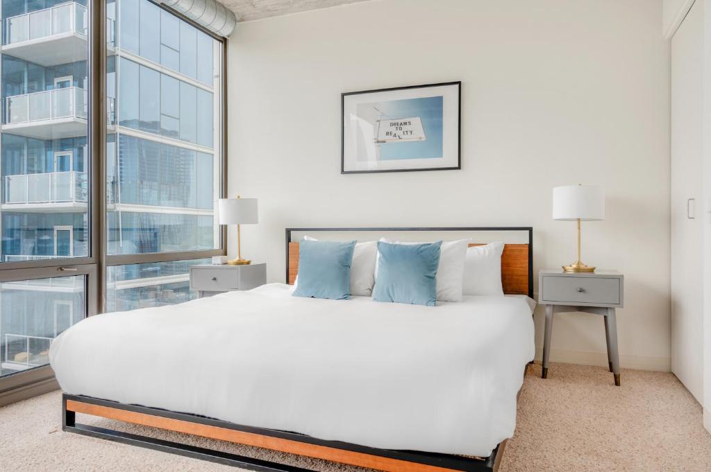 芝加哥Kasa South Loop Chicago的一间卧室设有一张大床和一个大窗户