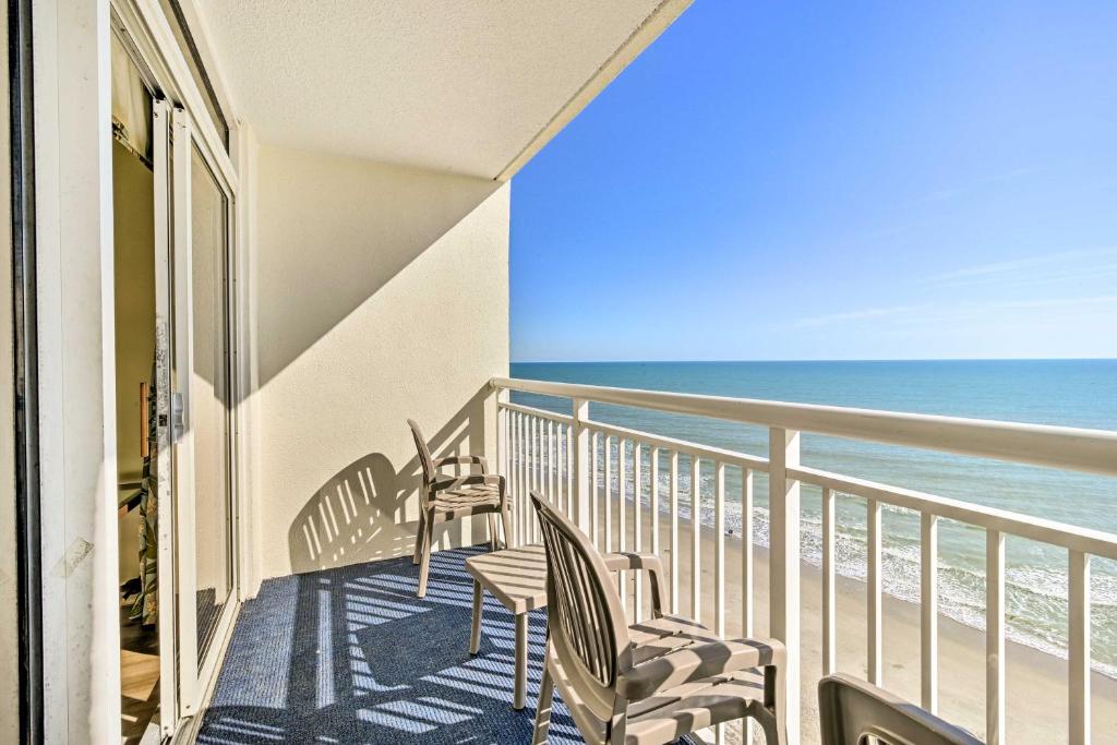 默特尔比奇Oceanfront Myrtle Beach Condo with Balcony!的阳台配有椅子,享有海景。