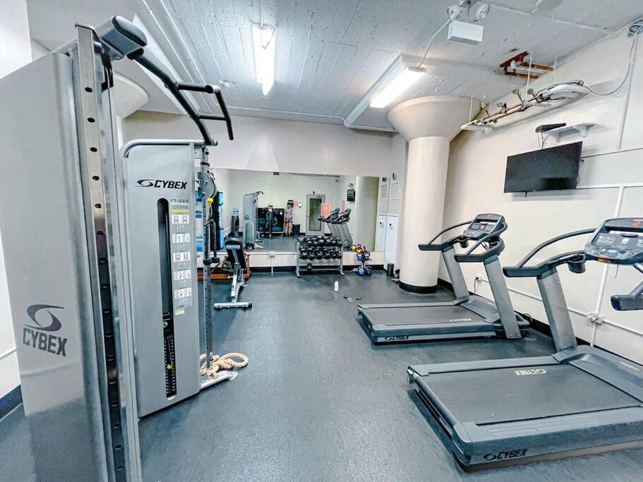 芝加哥Modern 2BR in South Loop Near Soldier Field, Grant Park, Downtown, &amp; Lakefront Trail的一间健身房,里面配有跑步机和机器