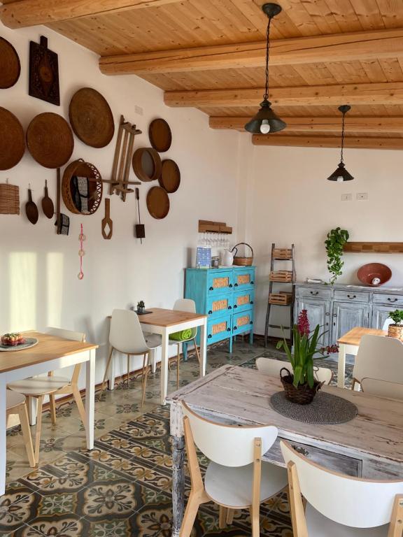卡布拉斯Torremana的用餐室设有桌椅和木制天花板