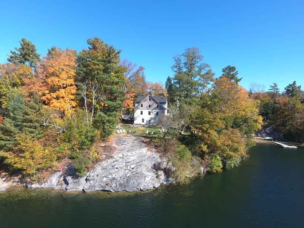 李城Lakehouse Inn的水中的岛屿,上面有房子