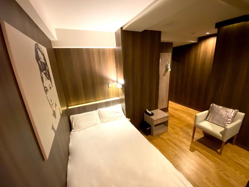 埼玉市hotel mio omiya - Vacation STAY 64001v的配有一张床和一把椅子的酒店客房