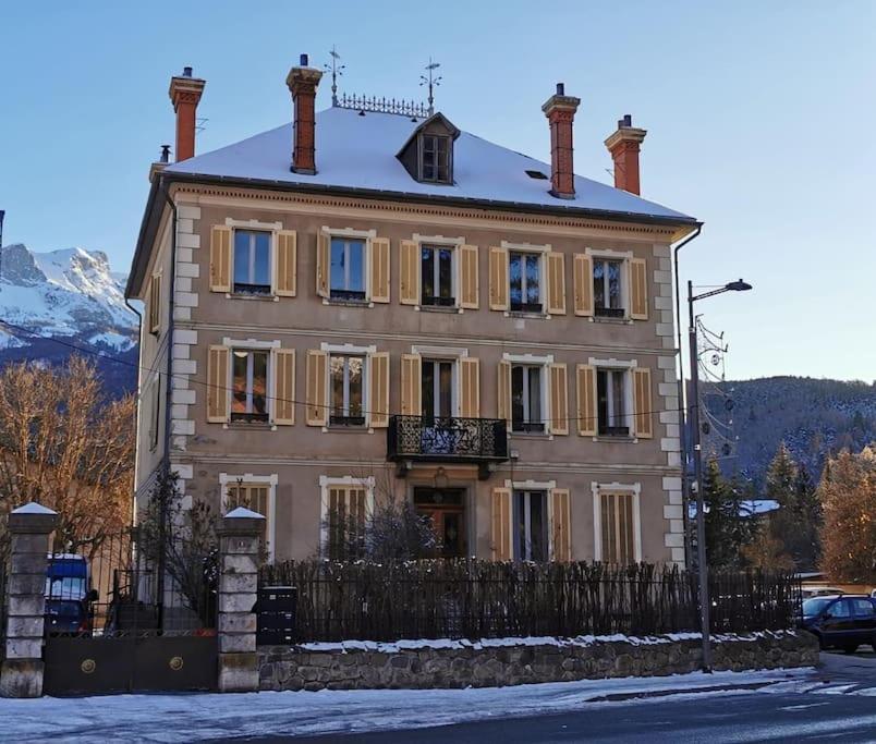 巴斯洛内特Appartement dans une villa au cœur de la ville的前面有围栏的大房子