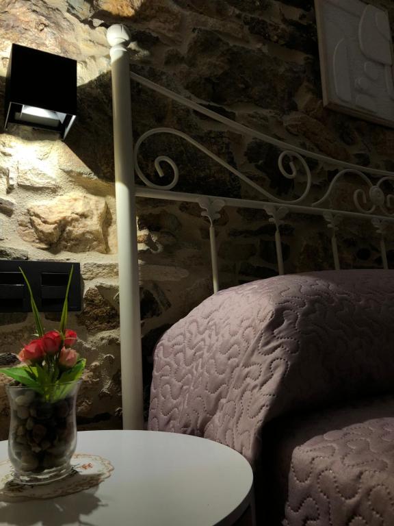 拉科鲁尼亚A Caseta的桌椅和花瓶