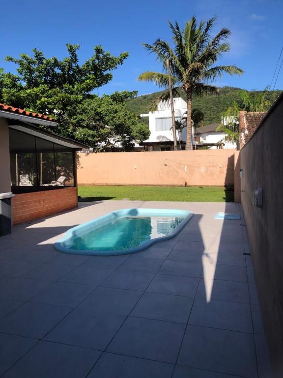 弗洛里亚诺波利斯CocoFloripa Hostel的庭院中间的游泳池