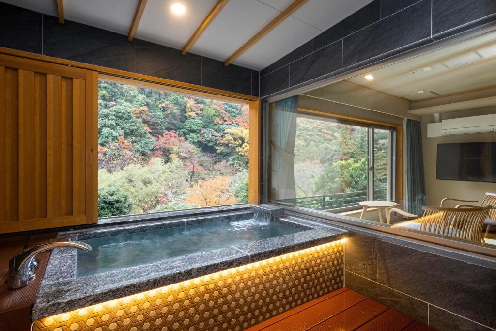 箱根冈田饭店的设有一个大浴缸的大窗户