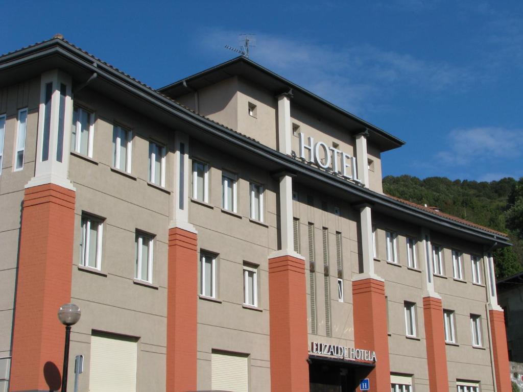 欧阿提兹埃利萨尔德酒店的上面有医院标志的建筑