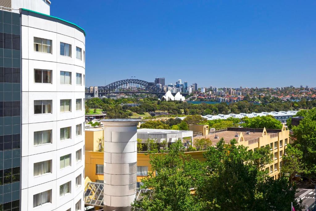 悉尼Holiday Inn Sydney Potts Point的从一栋大楼欣赏到悉尼城市天际线的景色