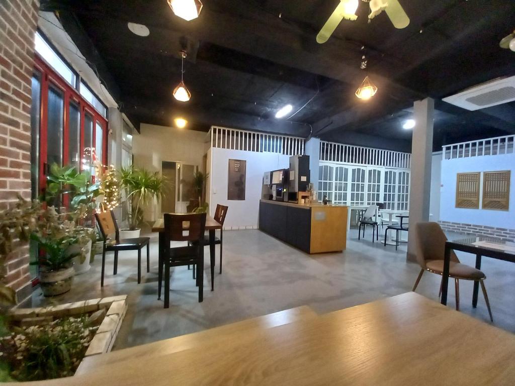仁川市Jemulpo house - Foreigner Only的配有桌椅的大房间和厨房