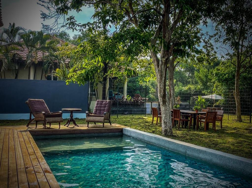 珍南海滩Royale Riviera Resort Private Pool Villas的庭院内一个带椅子和桌子的游泳池